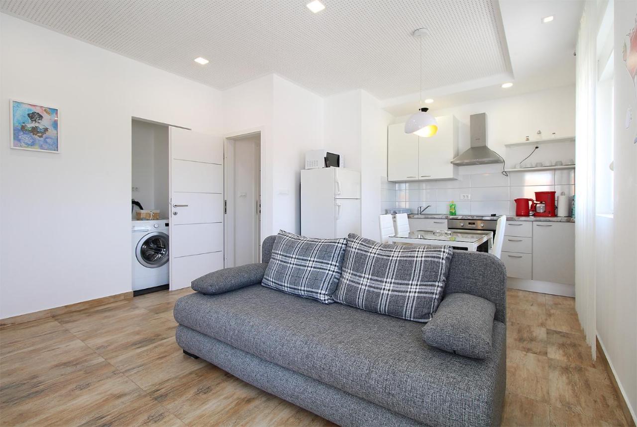 Miro 2185 Apartman Pula